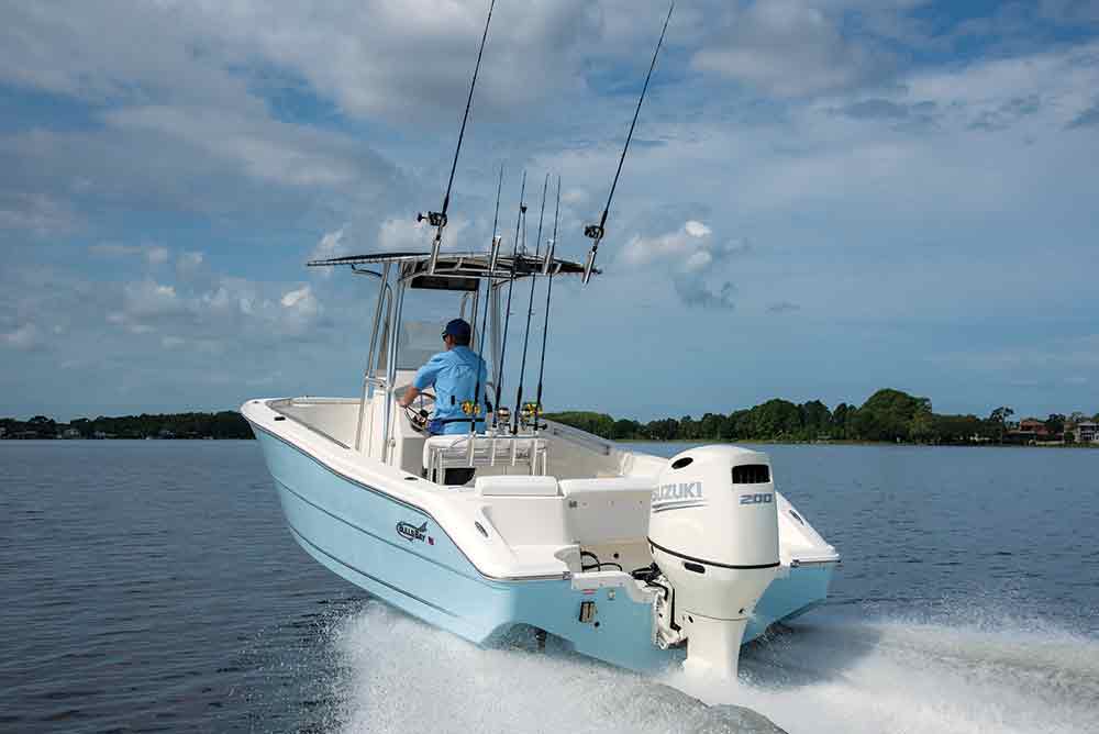 single-outboard engine boat